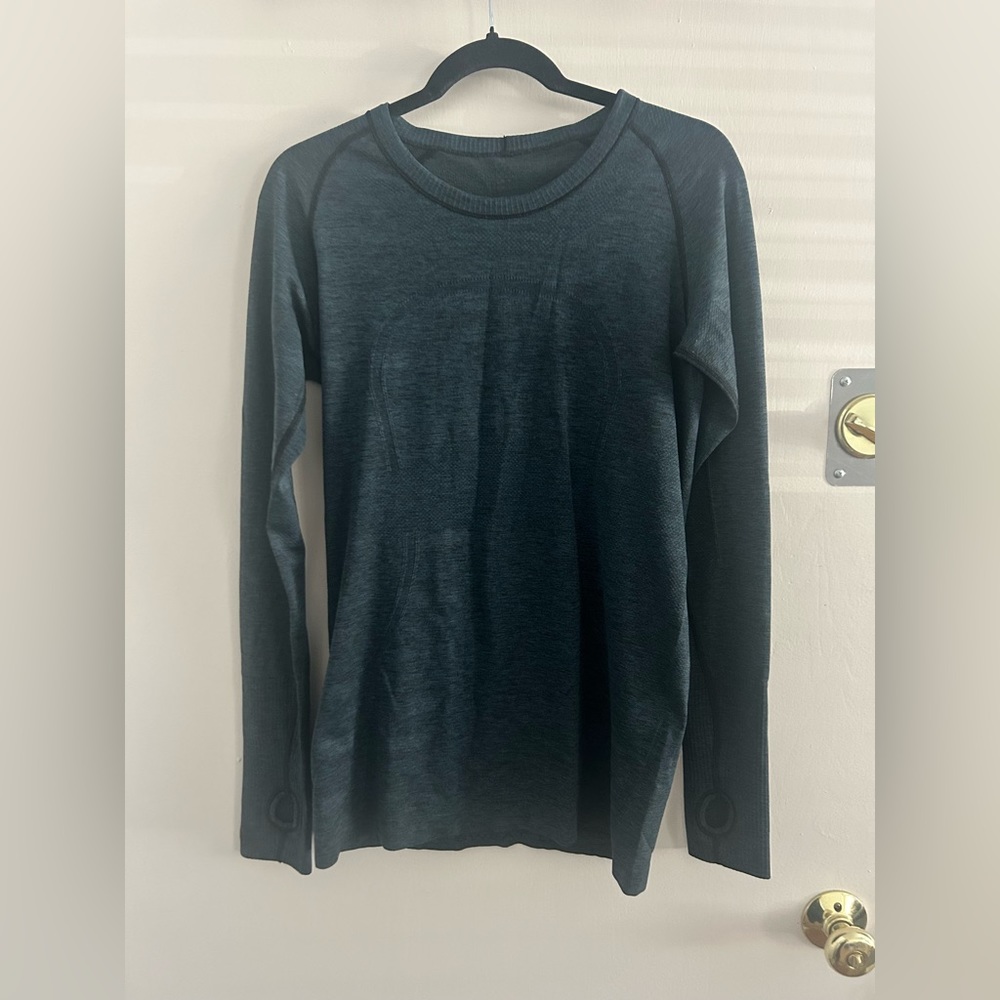 Lululemon long sleeve tee with thumb holes